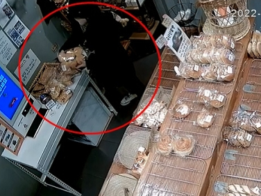 【画像】韓国の無人店舗で女泥棒が大胆な窃盗…監視カメラが捉えた衝撃の一部始終