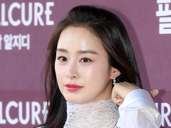 “韓国で最も美しい女優”キム・テヒ、ワンショルダーのピンクドレス姿で抜群のスタイル披露「女神がいる」【PHOTO】