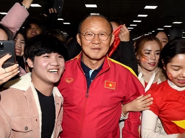 韓国人監督率いるベトナムがアジア最終予選で史上初の勝利！大喜びの首相が“お年玉”を手渡す珍事も