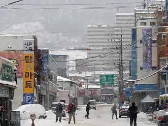 お隣・韓国も頭を悩ます雪害事故…厳しい冬事情のリアルとは