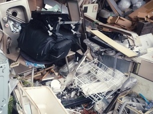 衝撃の悪臭…韓国アパートで10年放置された不法投棄が発覚。一体なぜ？