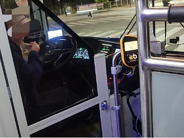 信号待ち中にラーメンを食べる韓国の深夜バス運転手…同情と批判の声が相次ぐワケ