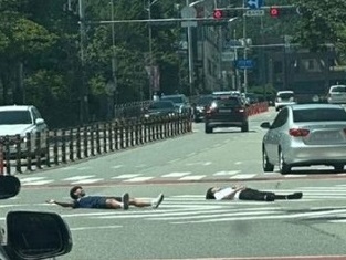 非常識すぎ…韓国の子どもたちの間で「道路飛び出し＆寝転び」が流行、恐怖の遊びにドライバー戦慄