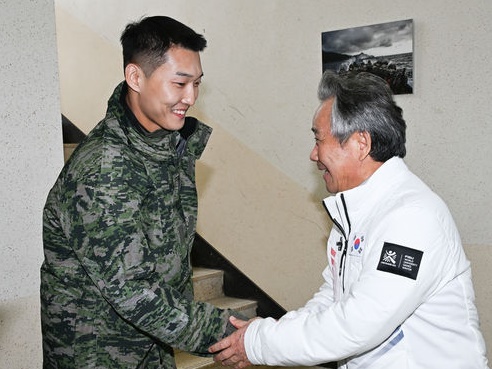 「精神戦力強化教育」に「生活規則教育」…韓国のトップアスリートが“海兵隊訓練”に参加中のワケ