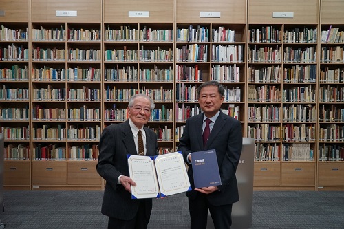 工楽善通氏（左）とキム・ジェホン館長