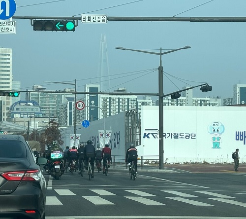 車道を占領する自転車集団