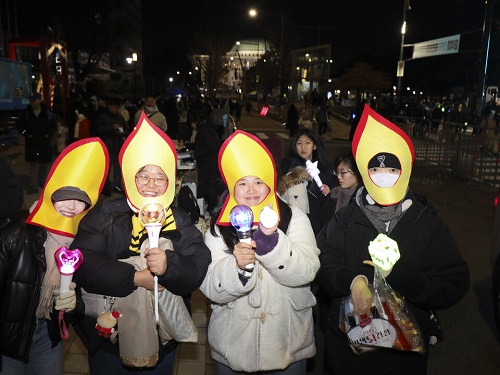 12月14日、韓国国会前でろうそくデモに参加した市民たち