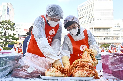 初冬にキムチをまとめて漬ける行事「キムジャン」