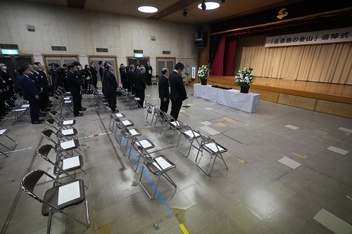 11月24日に行われた「佐渡島の金山」追悼式。韓国側のボイコットで空席が目立つ