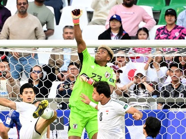 アジア杯で非難相次ぐ日本代表GK鈴木彩艶に韓国も反応…「もどかしさを生み出した」と言及のワケ