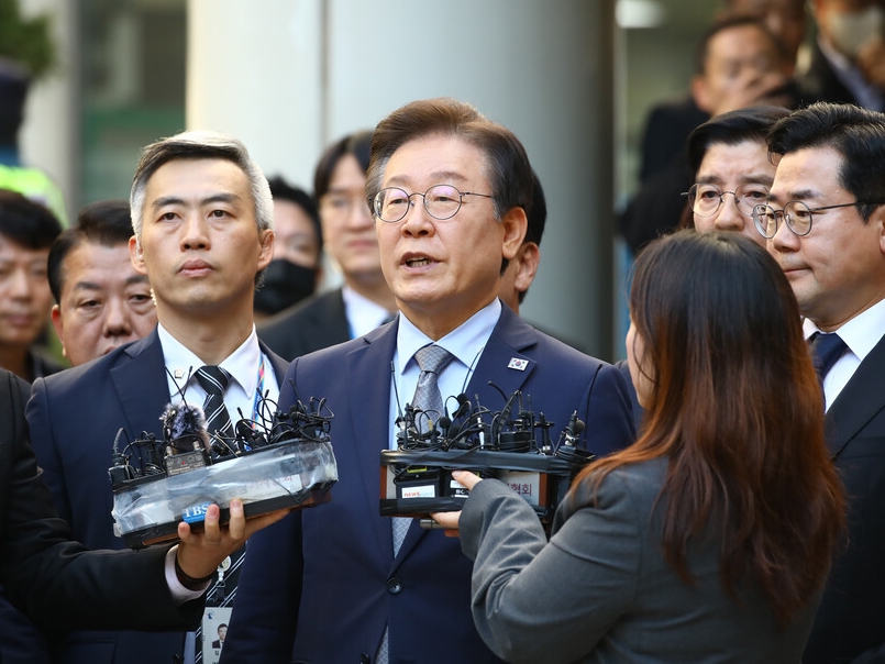 有罪判決を言い渡された韓国最大野党代表に向かって靴を投げつけた男、現行犯逮捕…現場は一時混乱