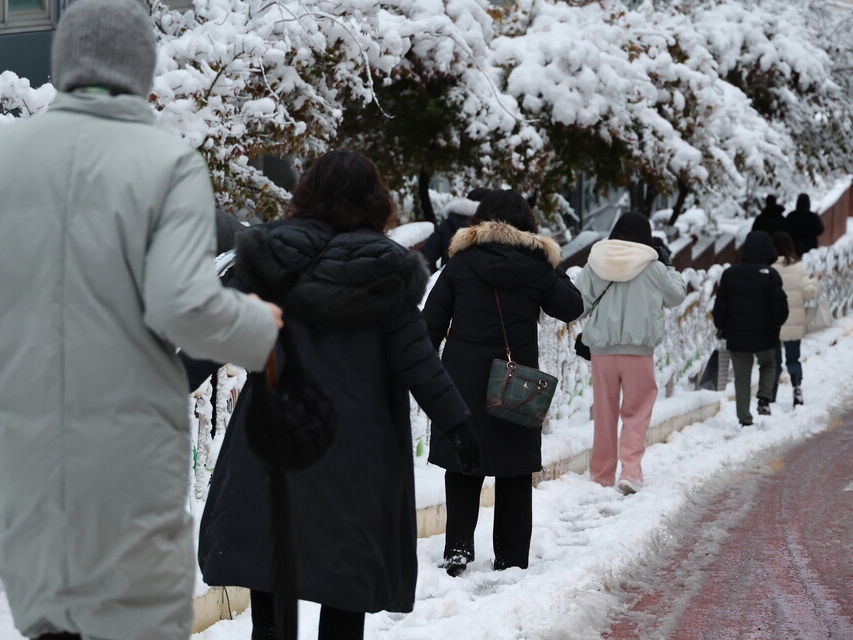 “初雪”が20cmも積もった…韓国の首都ソウルで大雪注意報、通勤時の交通に混乱も