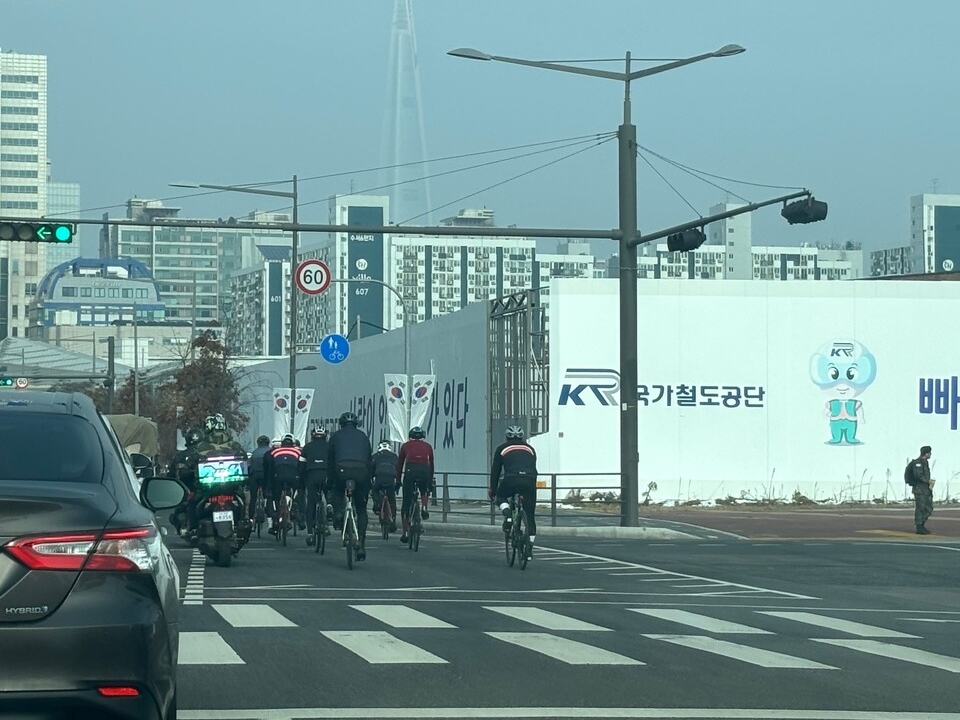 車の前に突然飛び出しあわや！危険な走行を繰り返す自転車が増えている韓国、死亡者は毎年200人