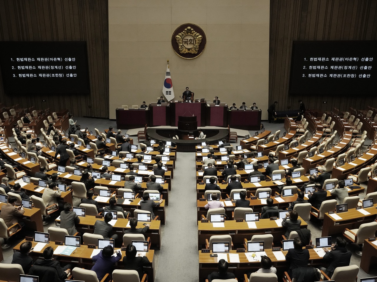 主要な海外メディアが「韓国の危機が深刻化する」と警告していたが…大統領に続き首相への弾劾案まで可決