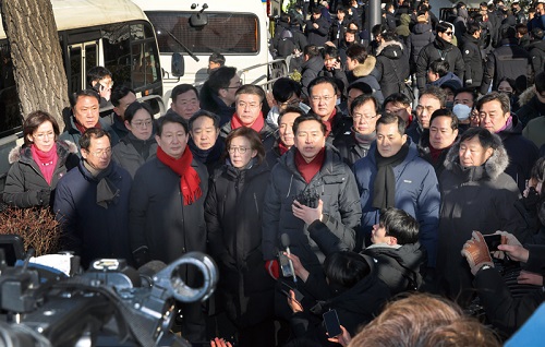 1月15日、大統領官邸前に集まった「国民の力」議員たち