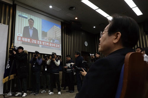 1月15日、尹大統領が逮捕された直後、国会で開かれた議員総会に参加する李在明代表