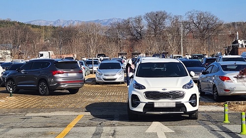 市民や職員は狭い駐車スペースを利用