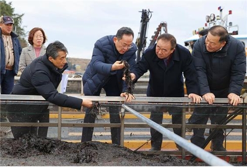 ミョン・ヒョングァン郡守が海苔卸売市場を視察している