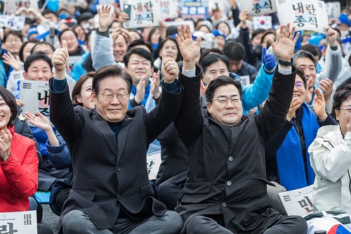 李在明代表（左）とパク・チャンデ院内代表