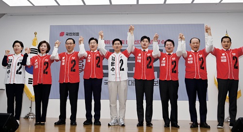 キム・ムンス候補（中央）と「国民の力」議員ら