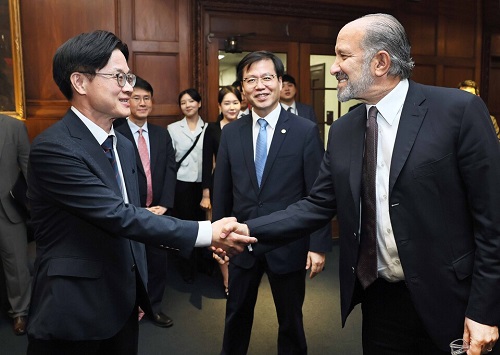 キム・ジョングァン長官（左）とハワード・ラトニック商務長官