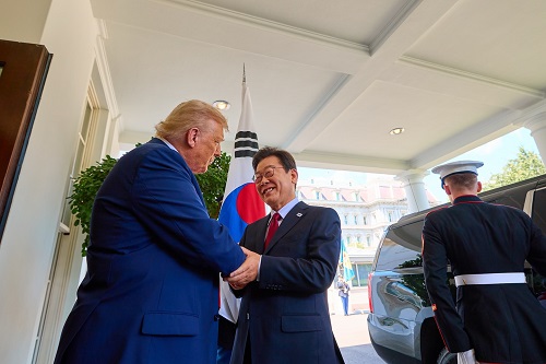 トランプ大統領（左）と李在明大統領
