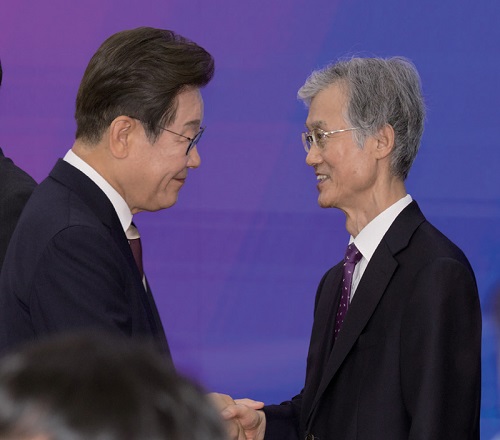 李在明大統領（左）とチョ・ヒデ大法院長