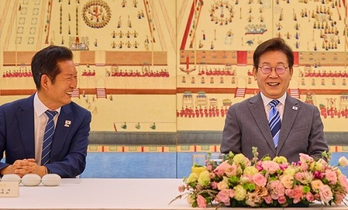 「共に民主党」チョン・チョンレ代表（左）と李在明大統領