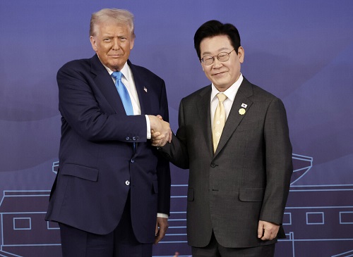 トランプ大統領(左)と李在明大統領