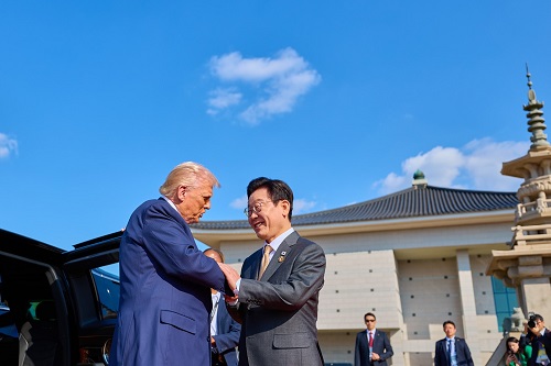 トランプ大統領（左）と李在明大統領
