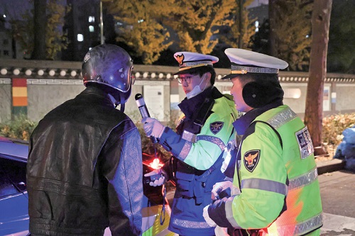 警察が飲酒取締りを実施