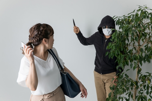 女性を襲う男性