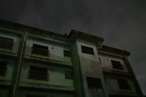 不穏な集合住宅