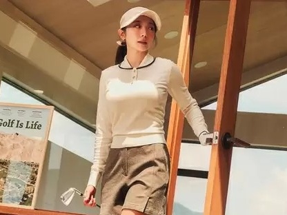 童顔グラマラスの美女ゴルファー、美脚も見せた秋コーデが話題