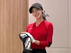 フェアウェイの女神降臨！キム・ソルビ、美脚きわだつ“ゴルフ界のファッションアイコン”