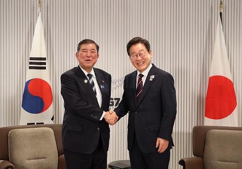 石破茂首相（左）と李在明大統領