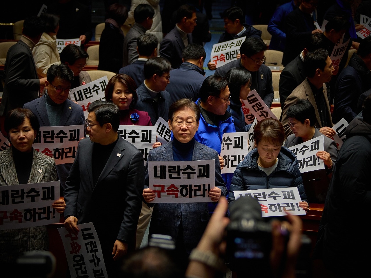 路上で尹大統領の弾劾を訴えていた60代の韓国人男性、突然倒れて死亡…李在明代表「胸が張り裂けそうだ」