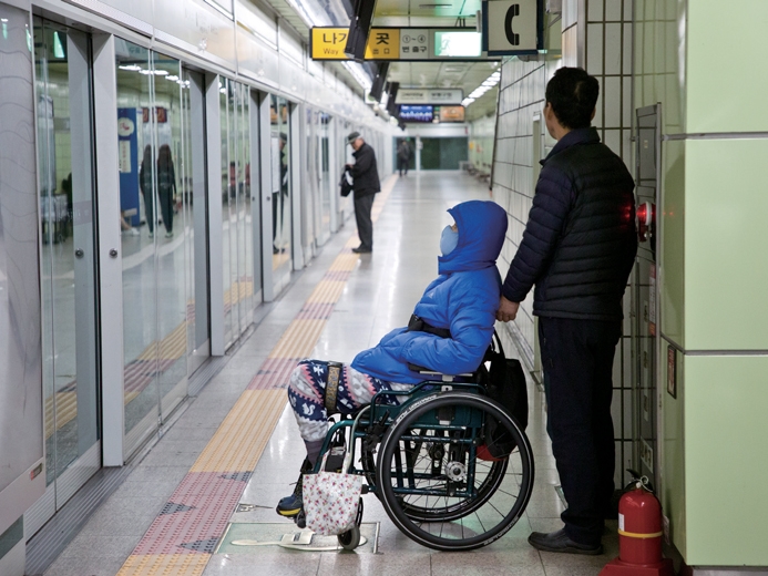 「私が母親を殺しました」長期の介護に疲弊する人々…韓国の“介護殺人”、加害者の5割以上が家族