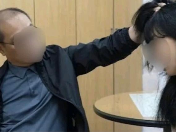 男性上司が女性職員の髪を掴み、頭を叩き、紙を投げつけ…“時代錯誤”甚だしい投票促進動画が大炎上【韓国大統領選】