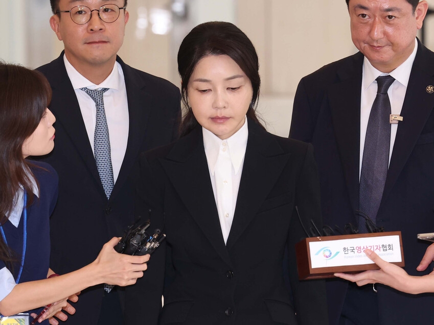 株価操作に統一教会との関係…疑惑にまみれた韓国の前大統領夫人が出頭　現場ではセクハラまがいの罵倒も