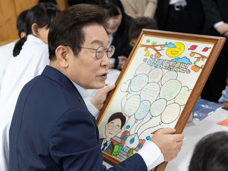 韓国大統領夫妻バラエティ出演にも与野党ドロ沼対立　「国政遺棄」指摘→皮肉合戦→果てには“告発”まで