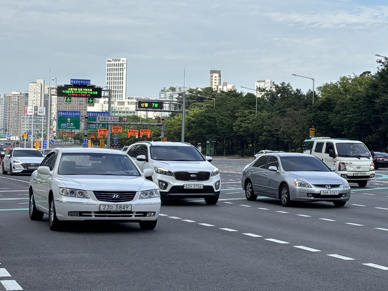 薬物服用で無免許運転→8台絡む衝突事故で全治12週間の重傷者も出たが…控訴で減刑された韓国20代女性