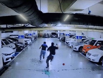 韓国のマンション駐車場で社長と強盗犯の“追走劇”、防犯カメラが捉えた緊迫の一部始終