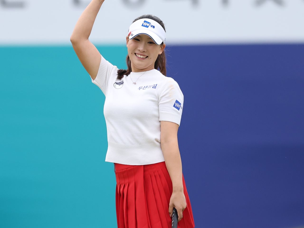 太ももまでのぞくスリットに釘付け…韓国22歳ゴルファーの大胆ブラックドレスSHOT