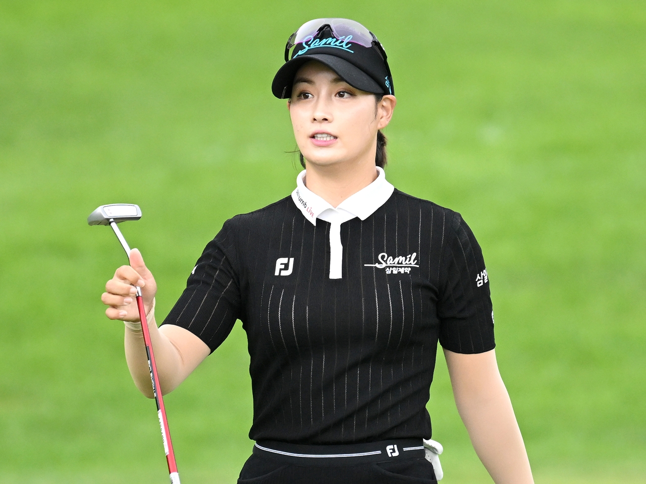 「韓国一の美人女優」にそっくり！29歳女子ゴルファー、視線強奪の“背中ぱっくりドレス”