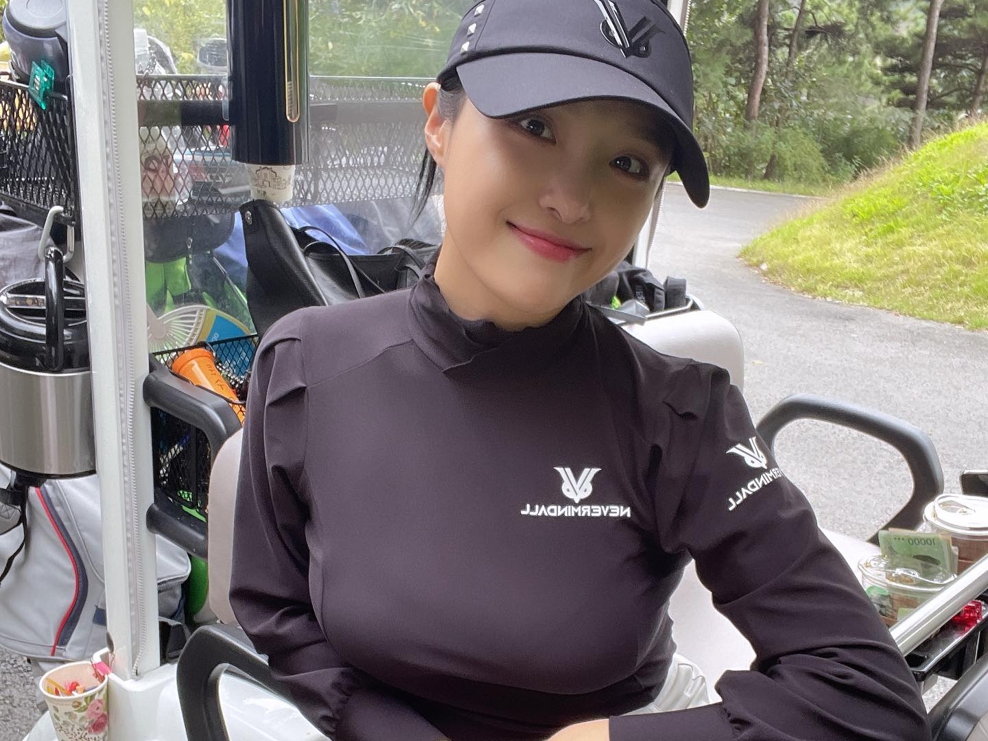 ド迫力のプロポーション！韓国美人ゴルファーの“ぴたぴた”ポロシャツSHOT