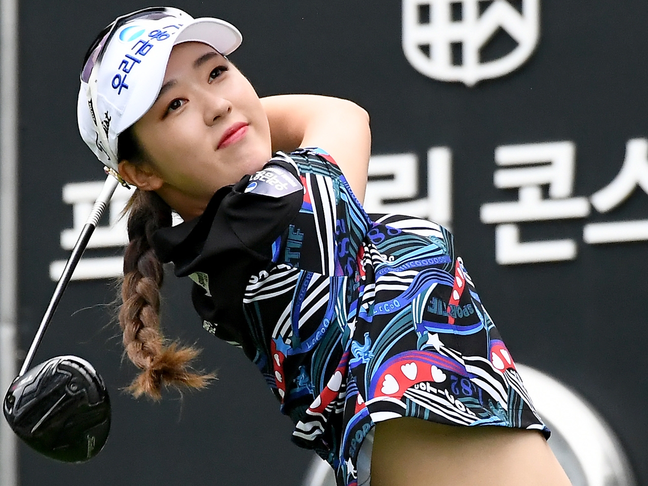 女子高生かと…韓国美人ゴルファー、生足大胆見せの制服姿でファンを悩殺