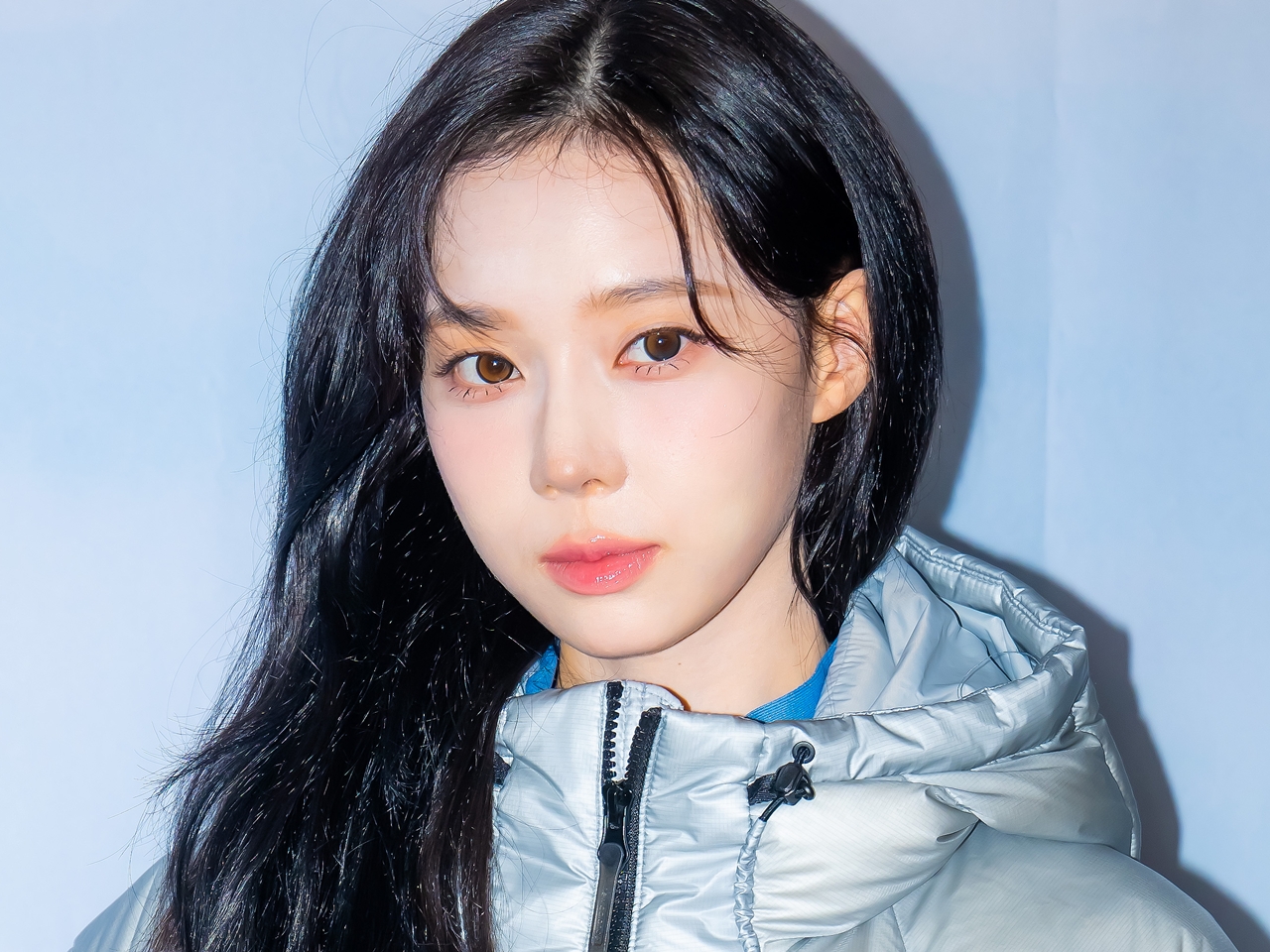 単なる偶然か…aespaウィンター、“熱愛騒動”BTSジョングクと1週間違いの「同じ雑誌」登場