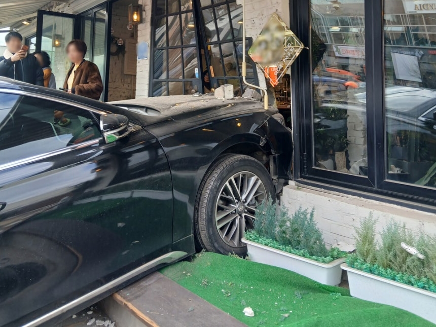 韓国で高齢ドライバー事故再び…65歳女性が“ペダル踏み間違え”で車ごとカフェに突っ込む
