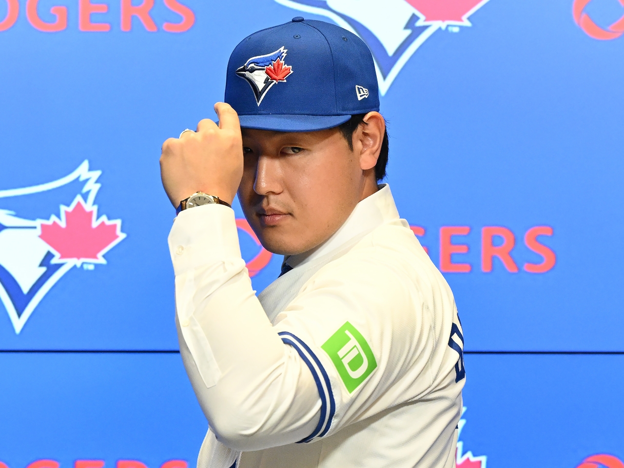 韓国人投手にそっくり？岡本和真のBジェイズ入団会見が「リュ・ヒョンジンの姿と重なる」と米メディア